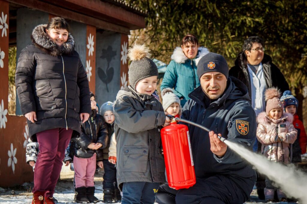 Свалявські рятувальники і діти